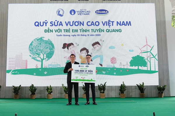 Nhân dịp này, đại diện Vinamilk & Quỹ sữa “Vươn cao Việt Nam” đã trao tặng 100.000 ly sữa cho trẻ em tỉnh Tuyên Quang. 