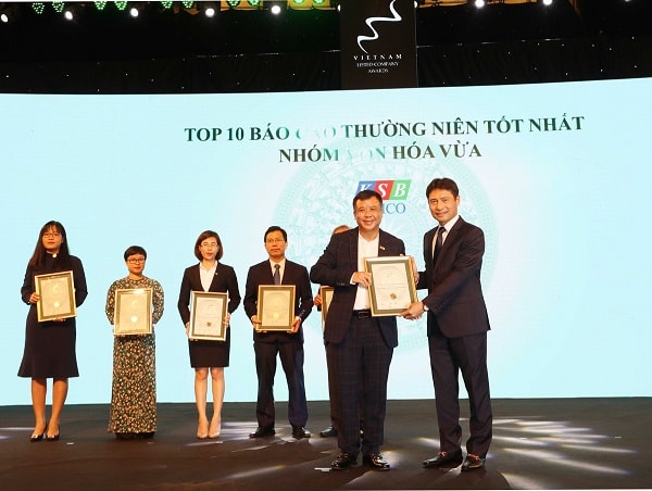 Đại diện KSB nhận chứng nhận TOP 10 doanh nghiệp có Báo cáo tài chính tốt nhất nhóm vốn hóa vừa.