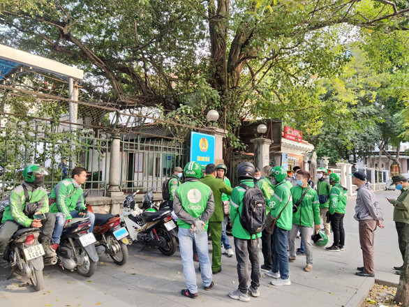 Tài xế GrabBike đến Liên đoàn Lao động Hà Nội đưa kiến nghị 