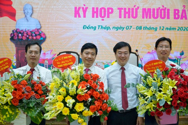 Ông Phạm Thiện Nghĩa (thứ 2 từ trái sang) được HĐND tỉnh Đồng Tháp bầu giữ chức Chủ tịch UBND tỉnh Đồng Tháp nhiệm kỳ 2016-2021.