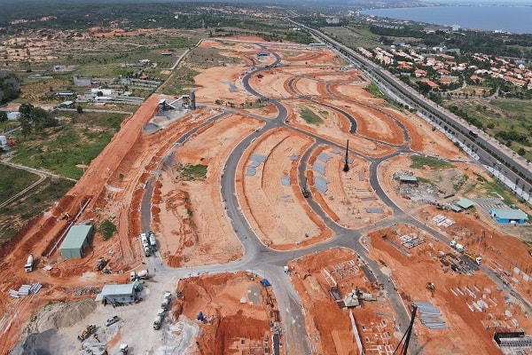 dự án Tân Việt Phát 2 với diện tích diện tích 92.600,9m2 đất sạch, do Trung tâm phát triển quỹ đất tỉnh quản lý, nhưng được tỉnh Bình Thuận giao đất không thông qua đấu giá với lý do: “Không có doanh nghiệp tham gia đấu giá