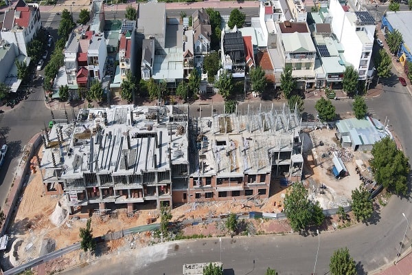 Dự án Mầm non Lê Quý Đôn với diện tích 4.766,8 m2 tại phường Phú Thủy, thành phố Phan Thiết là đất sạch do Trung tâm Phát triển quỹ đất tỉnh quản lý, sau đó giao cho Công ty TNHH Giáo dục và Đầu tư Hòa Thắng thuê 50 năm và thu tiền hàng năm, không thông qua đấu giá.