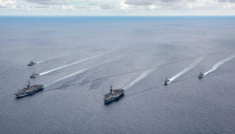 Các tàu sân bay USS Ronald Reagan và USS Nimitz xếp thành đội hình cùng các nhóm tấn công tàu sân bay của họ trong một cuộc tập trận ở Biển Đông vào tháng Bảy. Ảnh: EPA