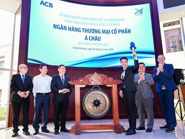 ACB có phiên giao dịch đầu tiên bùng nổ trên sàn HoSE: 