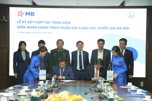 Đại diện MB và Đại học Quốc gia Hà Nội ký kết hợp tác toàn diện