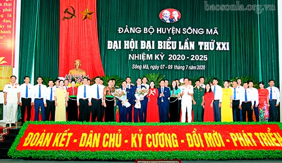 Ban Chấp hành Đảng bộ huyện Sông Mã khóa XXI, nhiệm kỳ 2020-2025 ra mắt Đại hội.