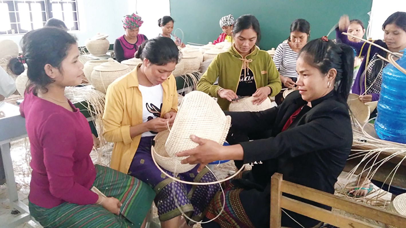 Mô hình lớp học nghề dành cho người nghèo tại xã Trọng Hóa, huyện Minh Hóa.