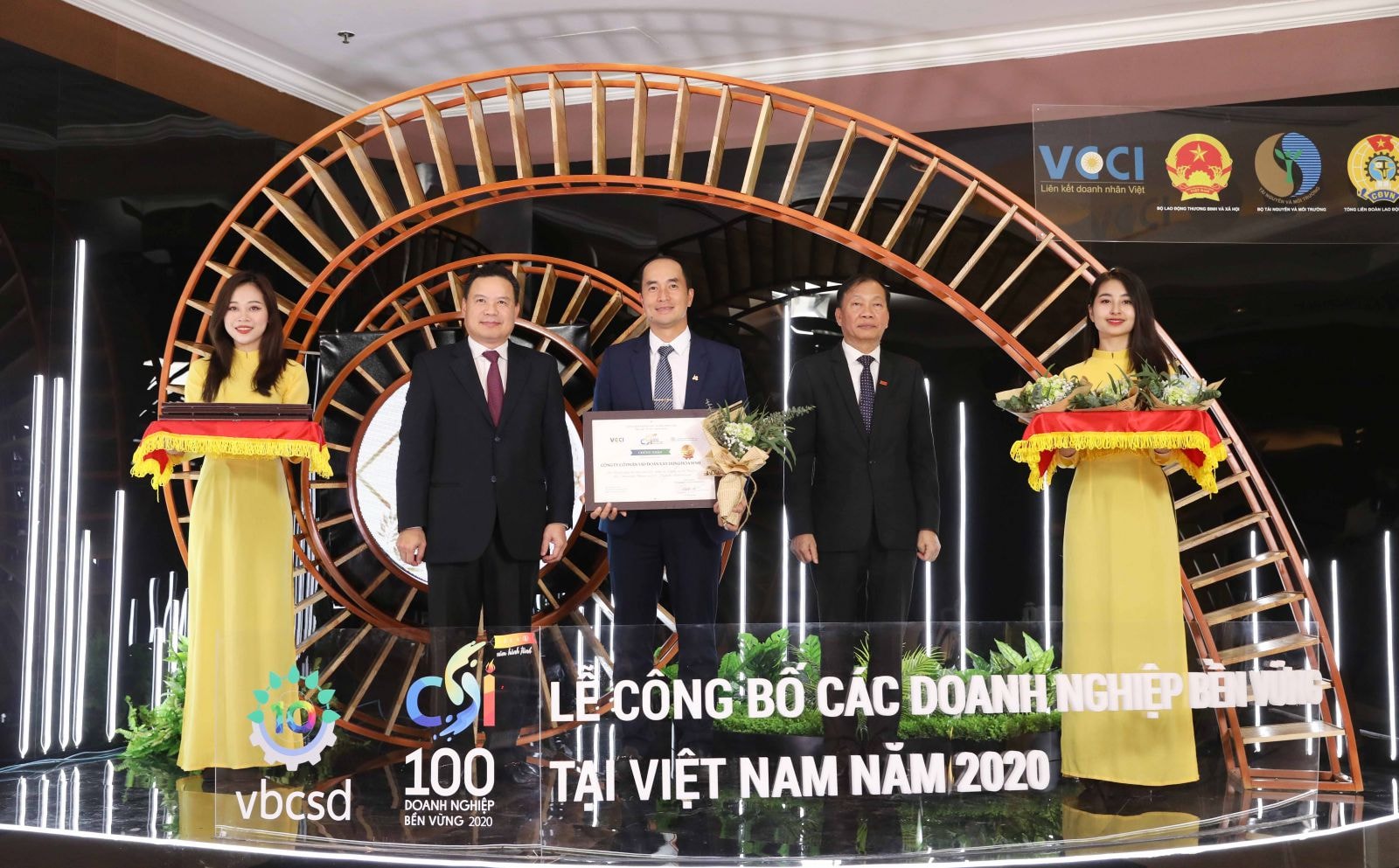 Hoà Bình đạt Top 10 Doanh nghiệp bền vững Việt Nam 2020