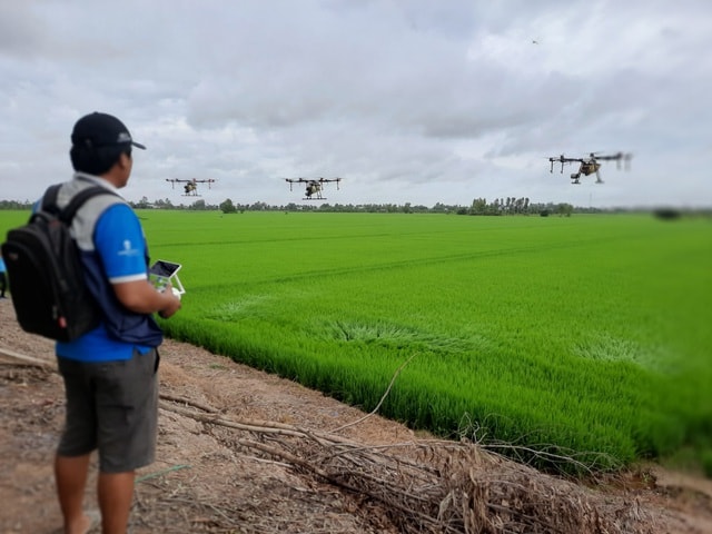 Một người có thể điều khiển 3-5 máy bay liền một lúc.