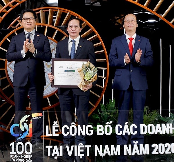 Thứ trưởng Bộ Tài nguyên và Môi trường Võ Tuấn Nhân (phải) và Chủ tịch VCCI Vũ Tiến Lộc (trái) trao Chứng nhận Top 10 doanh nghiệp bền vững 2020 cho đại diện HDBank – ông Nguyễn Thành Đô, Phó chủ tịch Hội đồng Quản trị