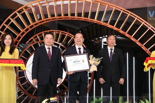 Ông Phạm Thanh Hùng - Phó Chủ tịch kiêm Phó Tổng Giám đốc Tập đoàn Hưng Thịnh nhận chứng nhận Top 10 doanh nghiệp bền vững tại Việt Nam 2020 từ Thứ trưởng Bộ Lao động Thương binh và Xã hội - ông Lê Văn Thanh (bên trái) và Ông Hoàng Quang Phòng - Phó Chủ tịch VCCI (bên phải).