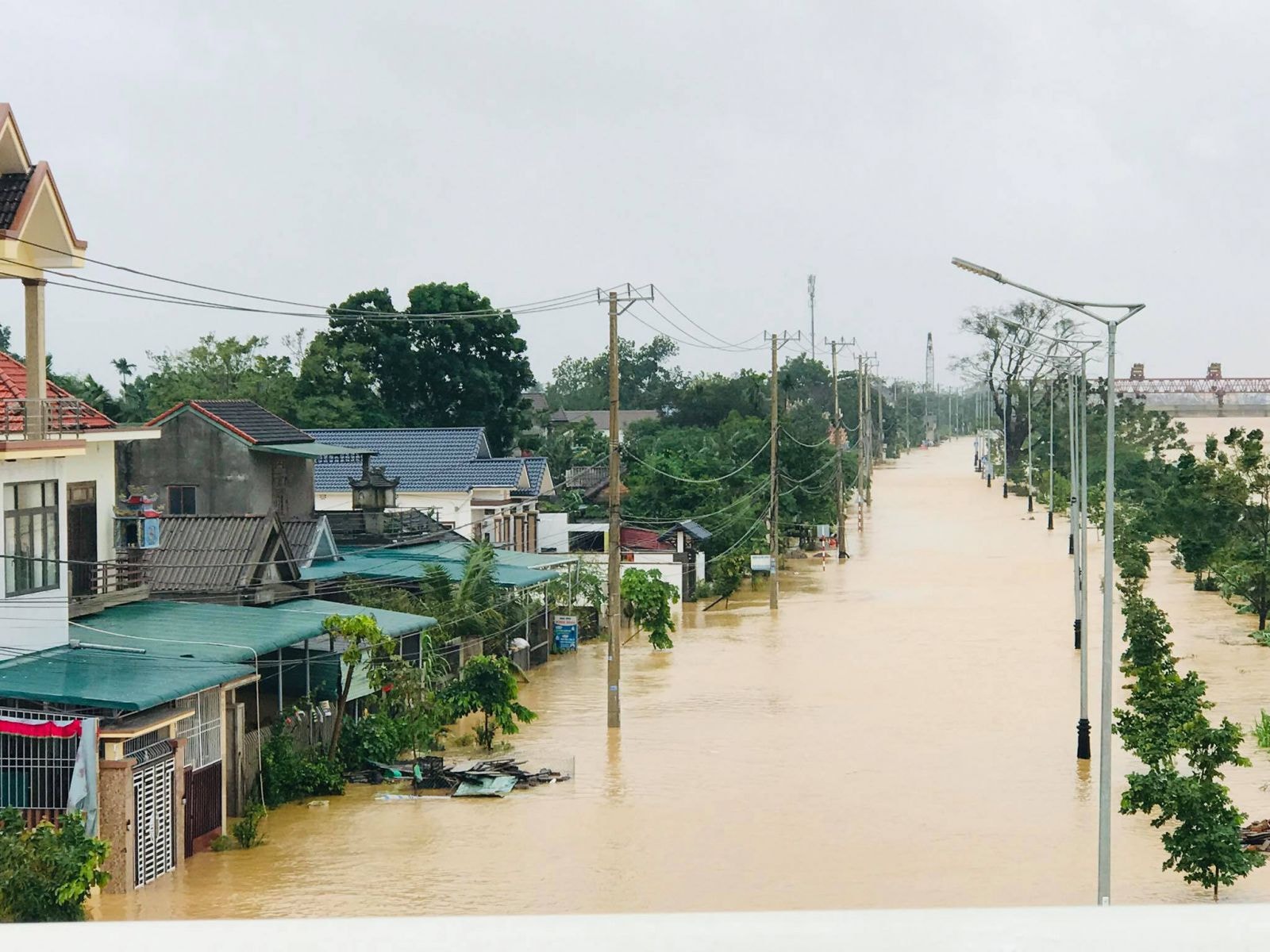 miền Trung vừa qua đã vượt xa đỉnh lũ 3,6m, có nơi lên đến 8m.