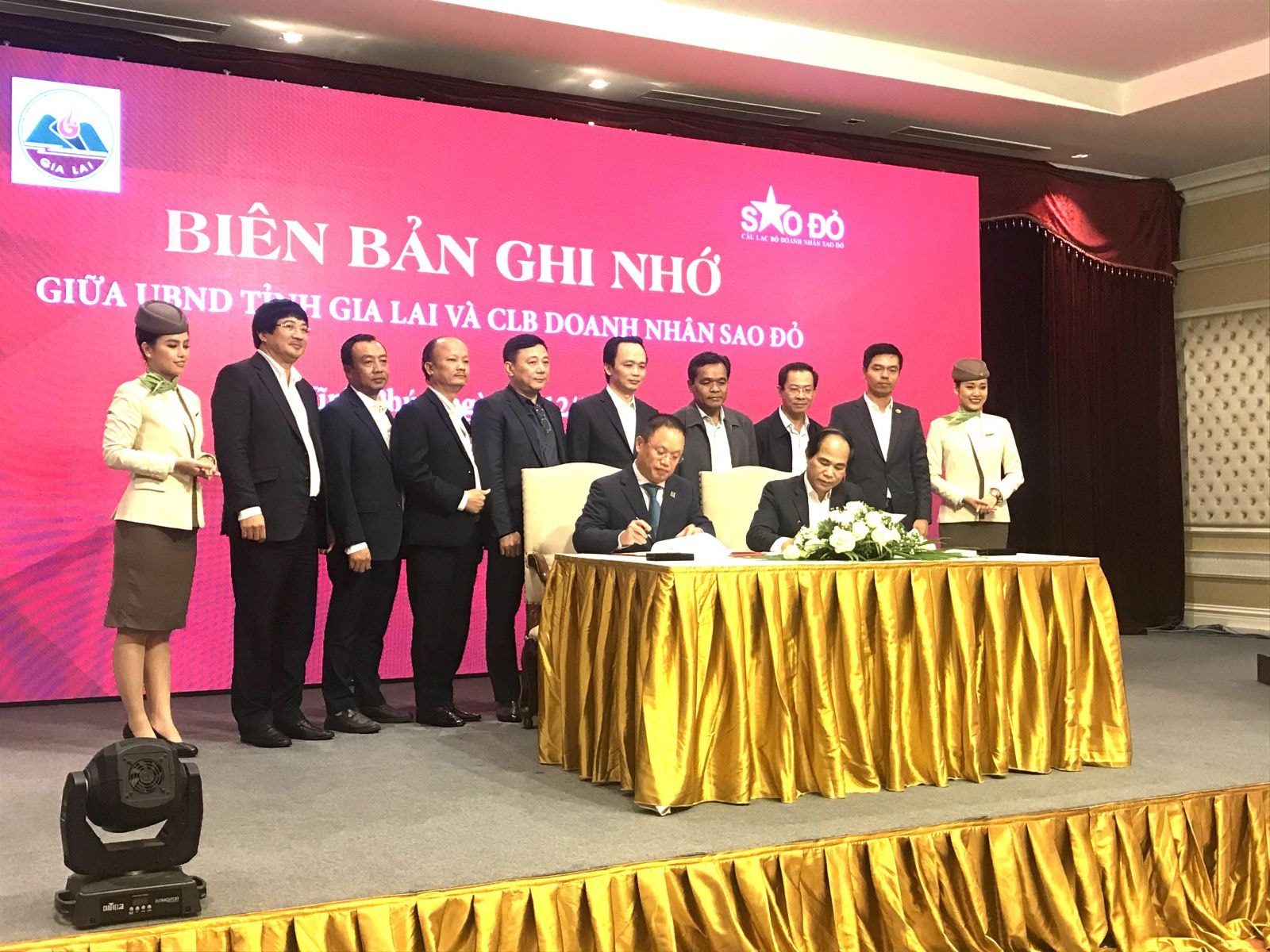 UBND tỉnh Gia Lai ký Biên bản ghi nhớ với Câu lạc bộ Doanh nhân Sao Đỏ