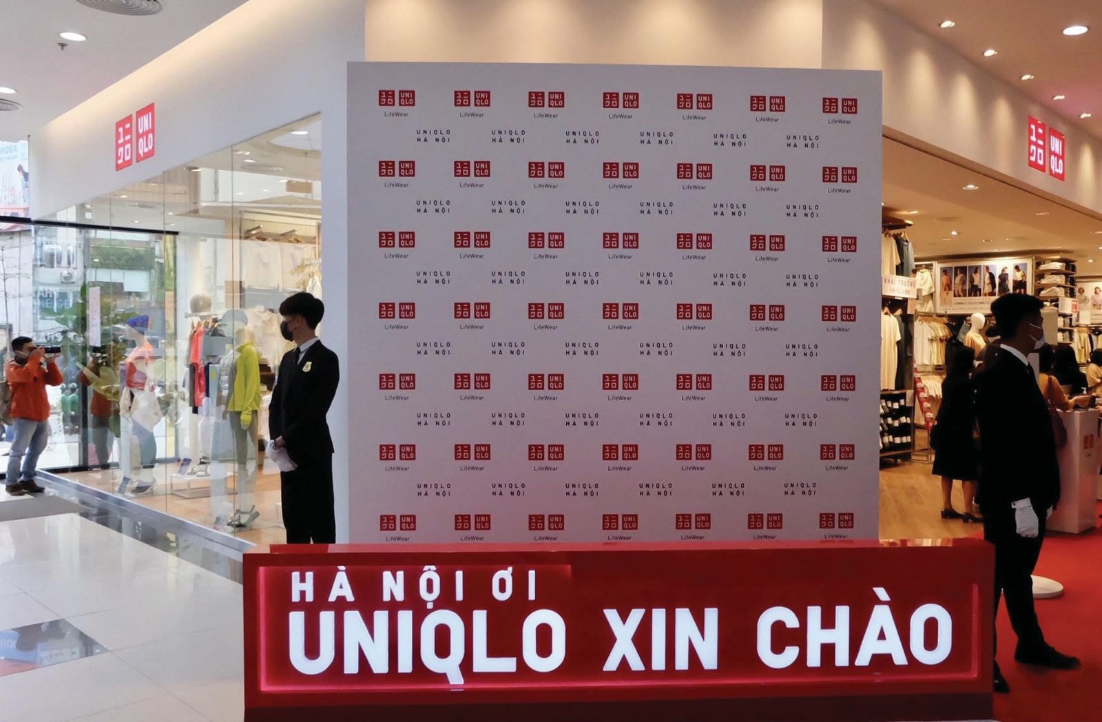 Uniqlo Hà Nội rộng tới 2.500 m2, chiếm hết 2 tầng của trung tâm thương mại khiến khách hàng khó có thể rời đi khi trong giỏ chưa có sản phẩm Uniqlo. Ảnh: Đỗ Linh