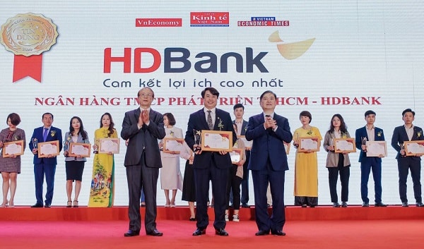 Ông Nguyễn văn Hảo - Phó TGĐ (giữa) - đại diện lãnh đạo HDBank nhận biểu trưng từ Ban tổ chức