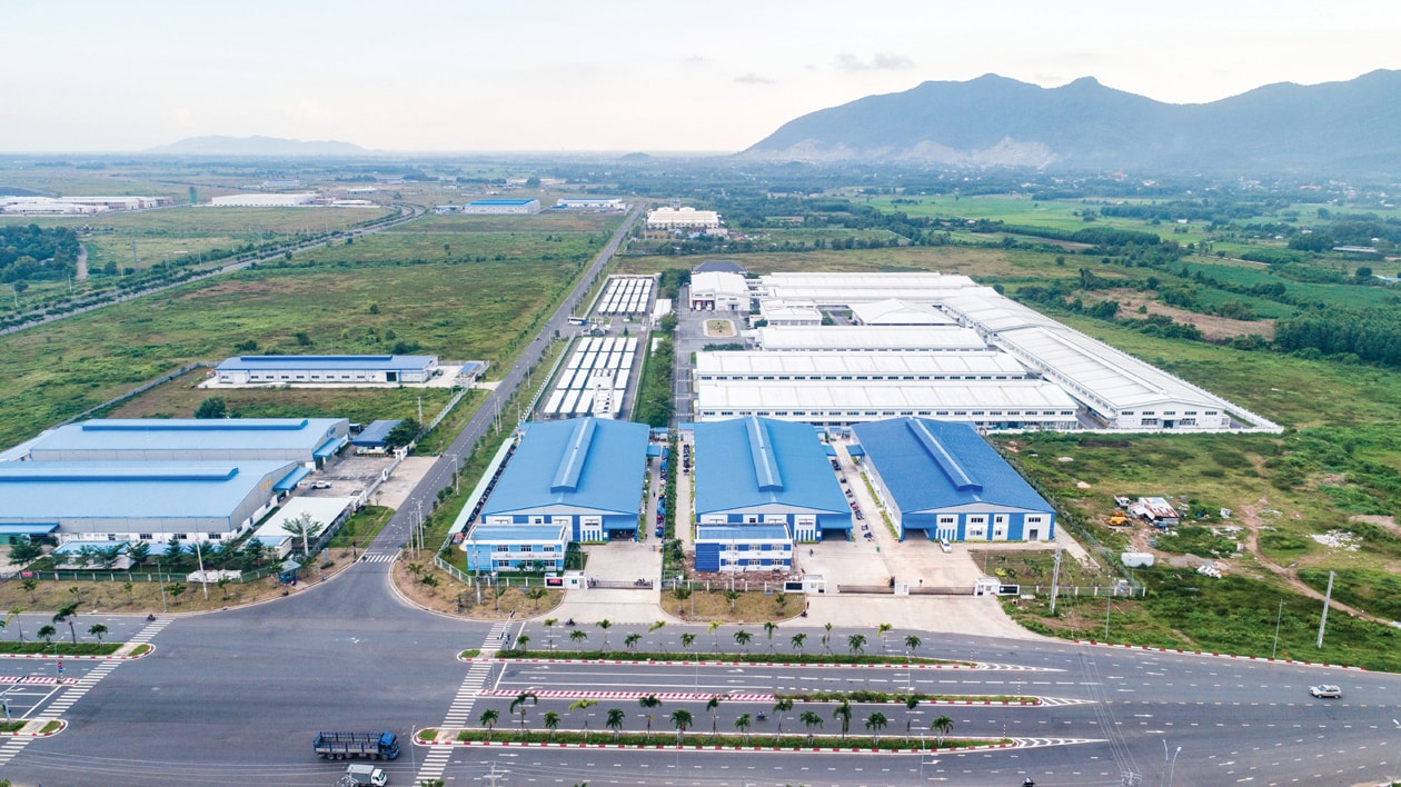  Sonadezi đã phát triển thành công mô hình KCN – đô thị và sẽ tiếp tục đầu tư mô hình này trong thời gian tới (trong hình: KCN – Đô thị và Sân Golf Châu Đức) 