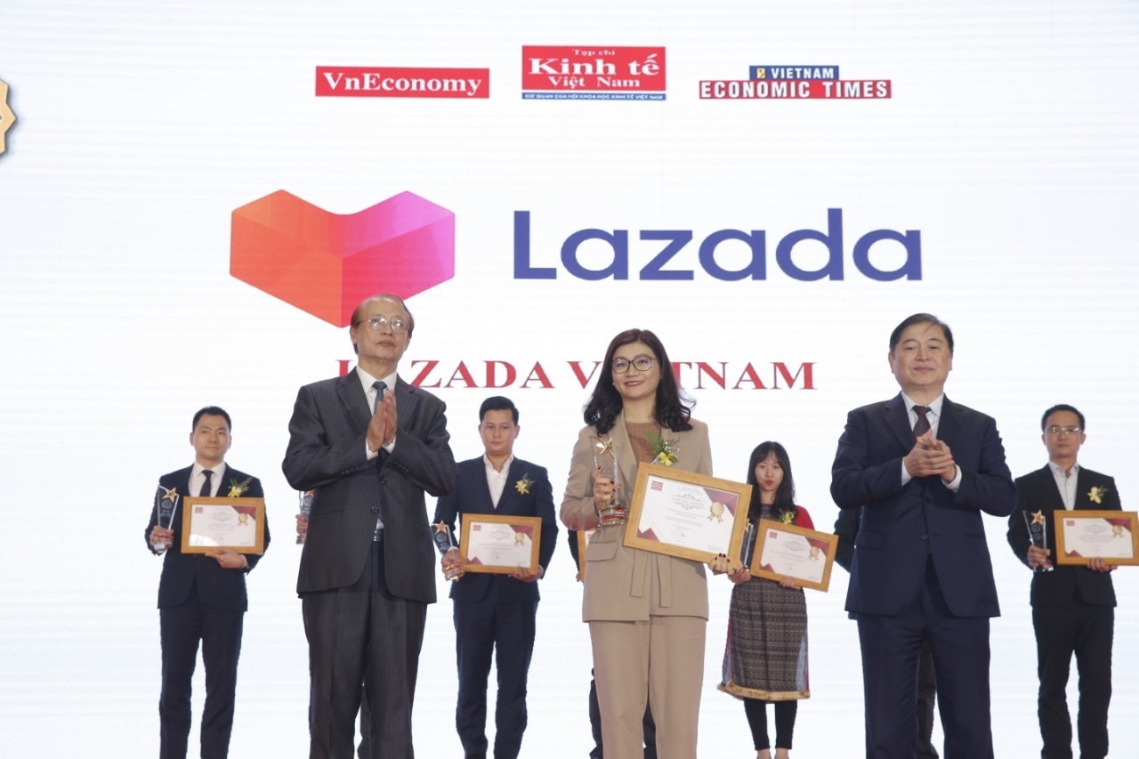 Bà Nguyễn Thị Thuý Hằng, Giám đốc Marketing Lazada Việt Nam nhận giải thưởng  Top 10 sản phẩm, dịch vụ Tin Dùng 2020 do người tiêu dùng bình chọn.