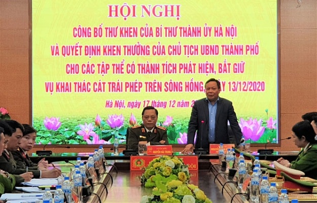 Phó Bí thư Thành ủy Hà Nội Nguyễn Văn Phong cảm ơn sự hỗ trợ của các cục nghiệp vụ thuộc Bộ Công an, sự chủ động vào cuộc của Công an thành phố trong phối hợp phát hiện, bắt giữ các tàu khai thác cát trái phép trên sông Hồng.