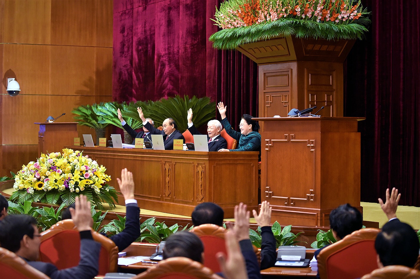 Ban Chấp hành Trung ương đã thảo luận dân chủ, kỹ lưỡng, bỏ phiếu biểu quyết với sự nhất trí rất cao nhân sự tham gia Bộ Chính trị, Ban Bí thư khoá XIII. Ảnh VGP/ Nhật Bắc