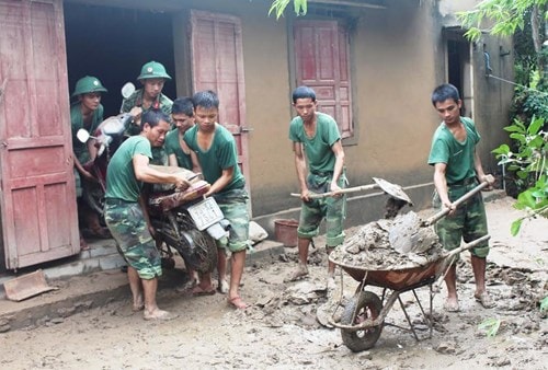 giúp đỡ nhau chung tay khắc phục hậu quả thiên tai, sớm ổn định cuộc sống.