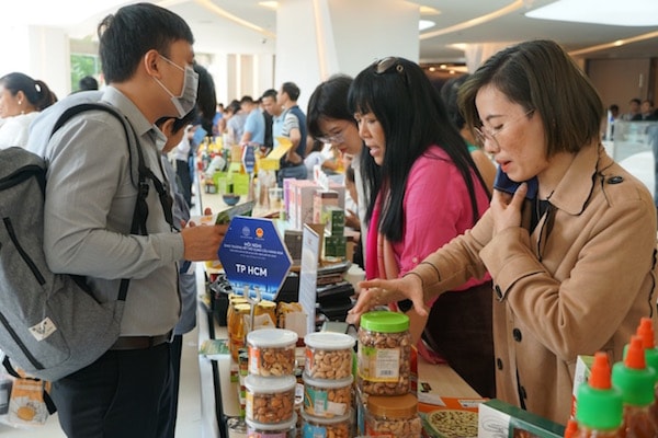 Hà Nội đã, đang và sẽ là thị trường tiêu thụ hàng hoá lớn với mạng lưới phân phối phát triển đồng bộ, hiện đại hàng đầu cả nước (gồm 25 trung tâm thương mại, 141 siêu thị, 455 chợ, gần 1.000 hệ thống cửa hàng tiện lợi, 786p/cửa hàng kinh doanh trái cây an toàn, trên 65 chuỗi kinh doanh các hàng nông sản, thực phẩm...) có khả năng tập trung, phát luồng hàng tới các vùng, miền trong cả nước và xuất khẩu. 