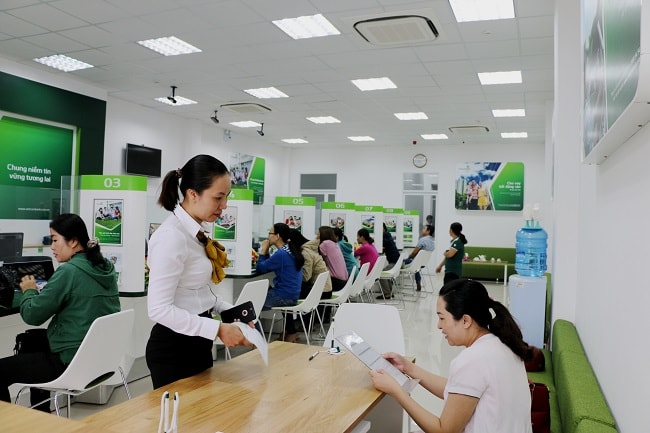 Vietcombank giảm đồng loạt lãi suất cho vay VND trong 3 tháng để chia sẻ khó khăn với khách hàng doanh nghiệp.