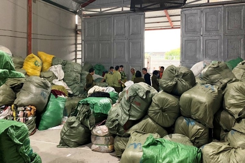 Liên tiếp triệt phá các kho hàng phục vụ cho hoạt động kinh doanh online đang gióng lên hồi chuông cảnh tỉnh không chỉ với cơ quan quản lý mà còn đối với người tiêu dùng - Ảnh: LĐ