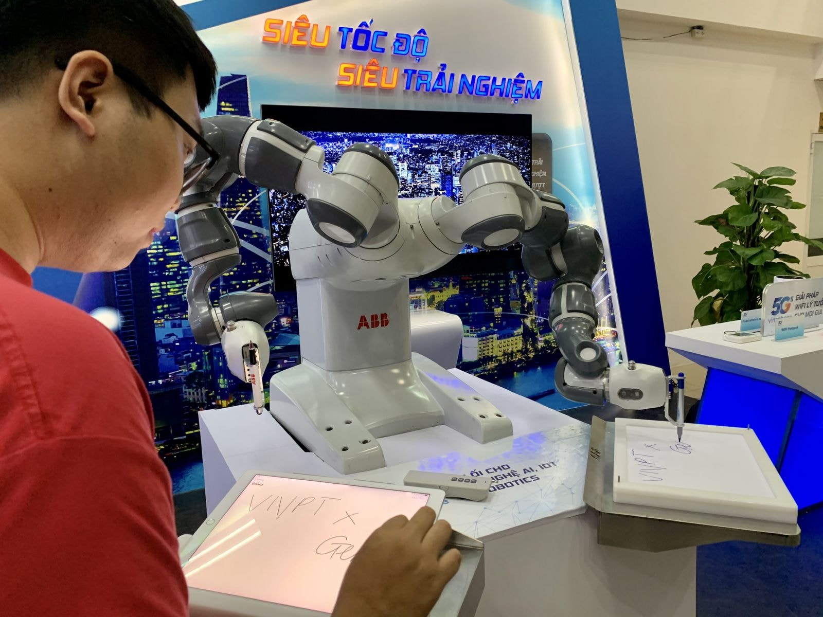 _Khách hàng trải nghiệm điều khiển Robot qua kết nối VinaPhone 5G.