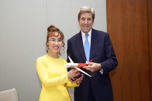 Cựu Ngoại trưởng Mỹ John Kerry gặp thân mật