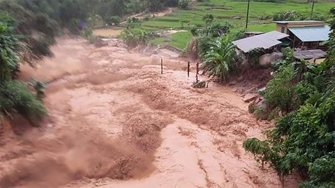 Đối tượng hỗ trợ bao gồm các hộ gia đình có nhà bị sập, trôi hoàn toàn, hư hỏng nặng do mưa lũ gây ra.