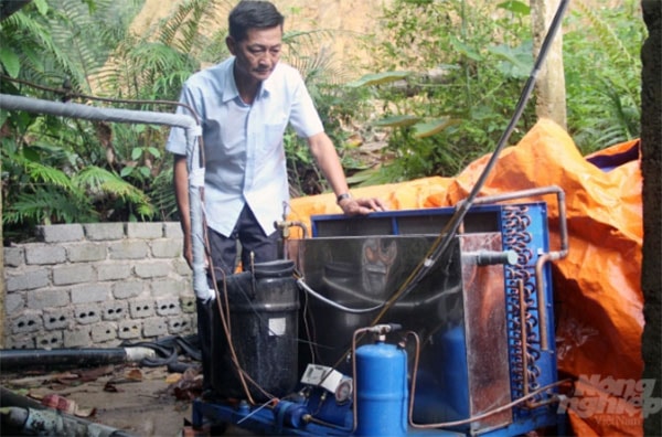 Để đảm bảo nhiệt độ nước nuôi cá trong bể không vượt ngưỡng, ông Sâm sử dụng hai máy làm lạnh công suất lớn. Ảnh: Võ Dũng.