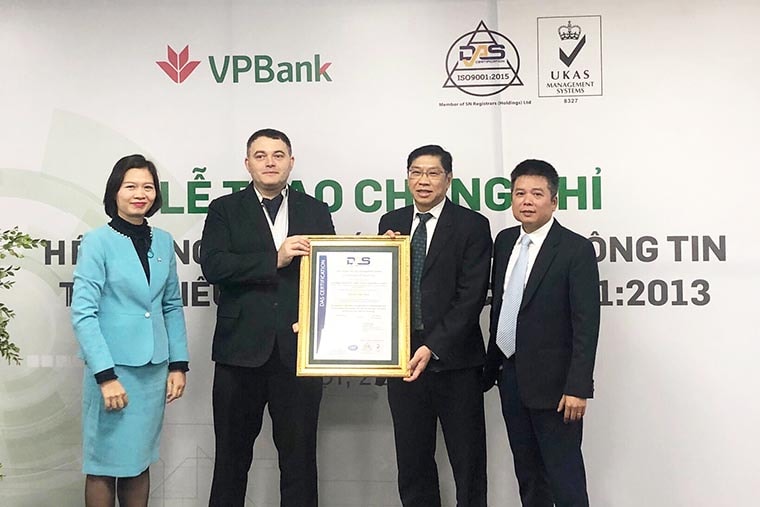 Đại diện VPBank nhận Chứng chỉ