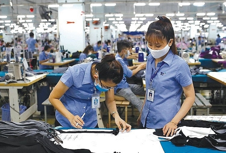 Bộ Công Thương cho biết, theo nguồn tin của Reuters, Bộ Thương mại Hoa Kỳ đang chuẩn bị tiếp tục áp thuế lên hàng hóa của Việt Nam từ tháng 12 này dựa trên cáo buộc Việt Nam định giá thấp tiền đồng.