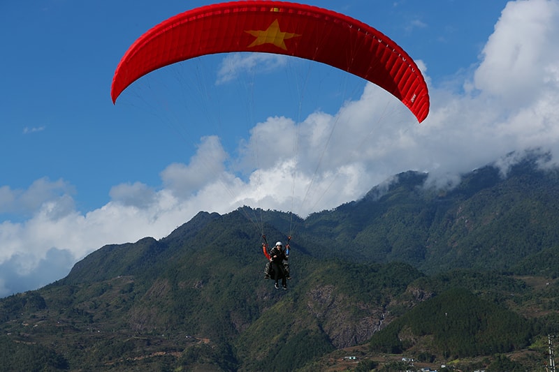 Hoa hậu Khánh Vân trải nghiệm dù lượn tại Tam Đường, Lai Châu ở độ cao 1.400m (Ảnh: Hòa Nguyễn)