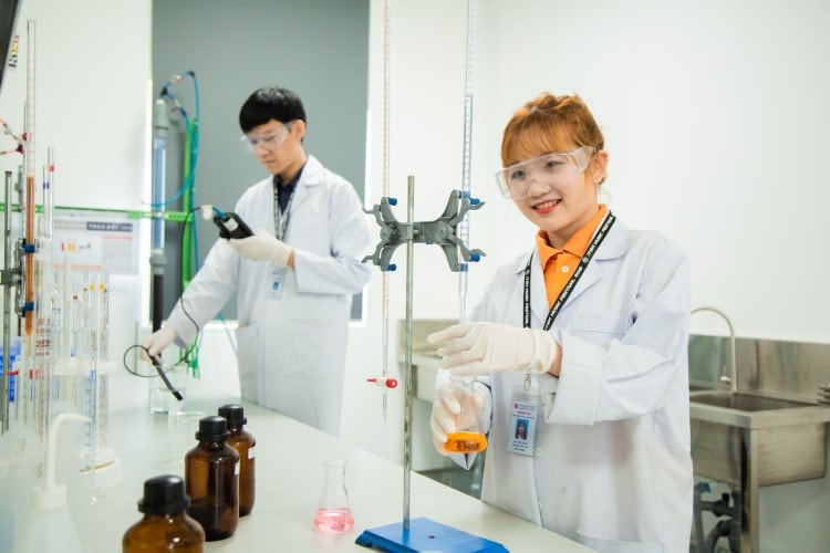 Sinh viên Khoa Công nghệ Trường ĐH Văn Lang nghiên cứu trong phòng Lab chuyên môn. Ảnh: Công Chương