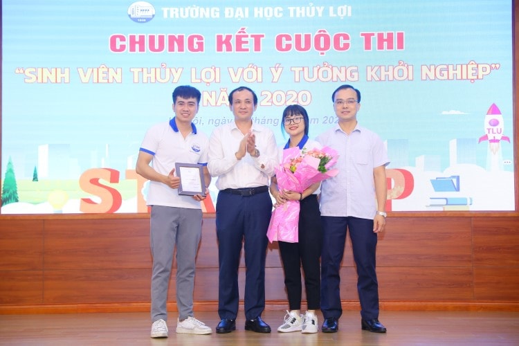 GS.TS Trần Trung Việt, Phó Hiệu trưởng Trường ĐH Thủy Lợi trao giải Nhất cho các sinh viên với ý tưởng khởi nghiệp. Ảnh: Lan Khuê