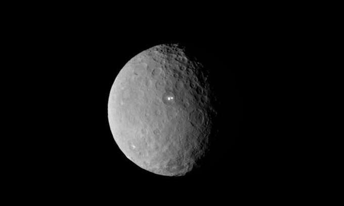 Ceres, thiên thể lớn nhất trong vành đai tiểu hành tinh của hệ Mặt Trời. Ảnh: NASA.