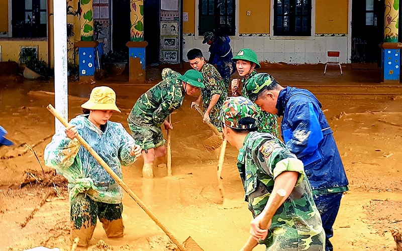 giúp dọn bùn, đất đang phủ khắp nhà dân, các sân trường, trong lớp học, để học kịp thời đưa sinh trong vùng trở lại trường học. 