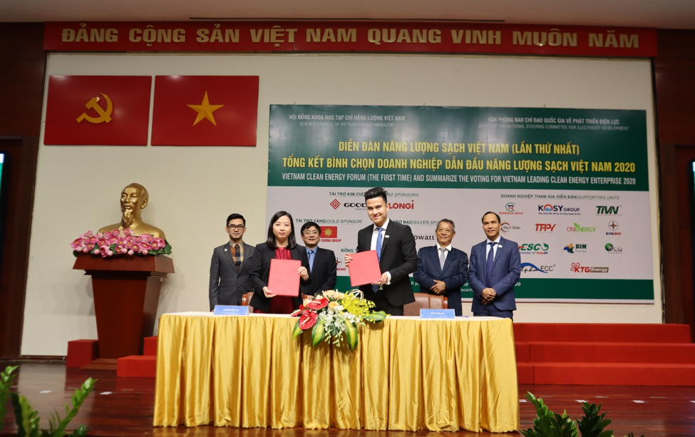 Bà Vũ Thị Thanh Vân Đại Diện Longi và Ông Phan Thành Trung Giám Đốc KTG Energy Ký kết hợp tác