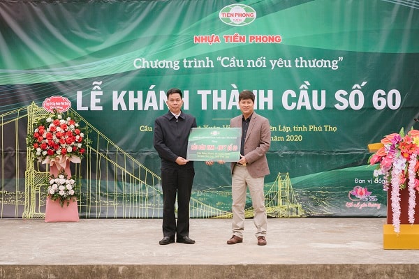 Ông Chu Văn Phương, TGĐ Công ty CP Nhựa Thiếu niên Tiền Phongp/trao tặng cây cầu cho nhân dân xã Xuân Viên, huyện Yên Lập, tỉnh Phú Thọ