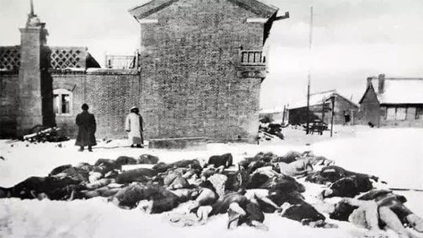 Ảnh: Thi thể một bệnh nhân mắc bệnh dịch hạch được đưa vào khu vực cách ly