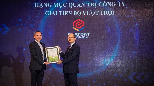 Ông Lê Văn Dũng – Phó Giám đốc Quản lý Đầu tư của PDR lên nhận giải thưởng.