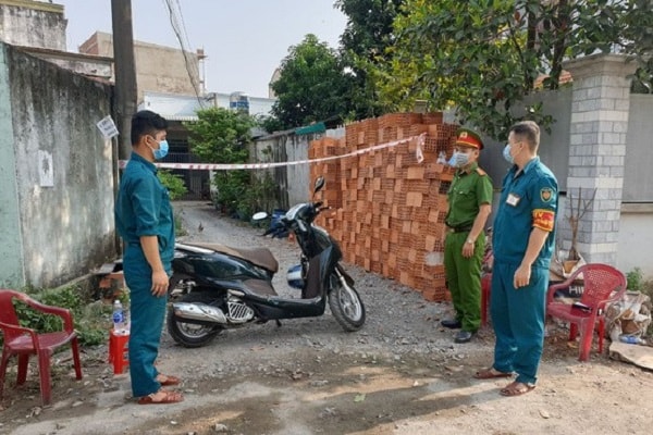 Cơ quan chức năng tiến hành phong tỏa nơi và nơi làm việc của bệnh nhân K.