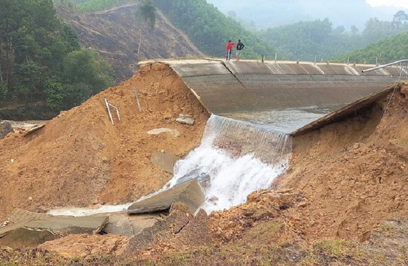 Với mức đầu tư hơn 4.300 tỷ, đưa vào vận hành được 3 năm, tuyến kênh Bắc sông Chu - Nam sông Mã bất ngỡ gãy đứt chưa rõ nguyên nhân - Ảnh: NLĐ