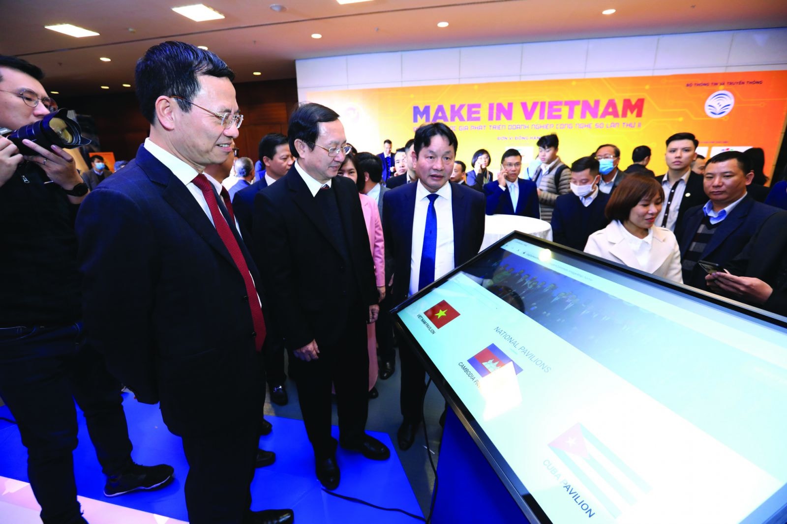  Bộ trưởng Bộ Thông tin và Truyền thông Nguyễn Mạnh Hùng tại Diễn đàn quốc gia về Phát triển Doanh nghiệp công nghệ số Việt Nam 2020 với chủ đề “Doanh nghiệp công nghệ số-Động lực thúc đẩy chuyển đổi số, phát triển kinh tế số Việt Nam”.