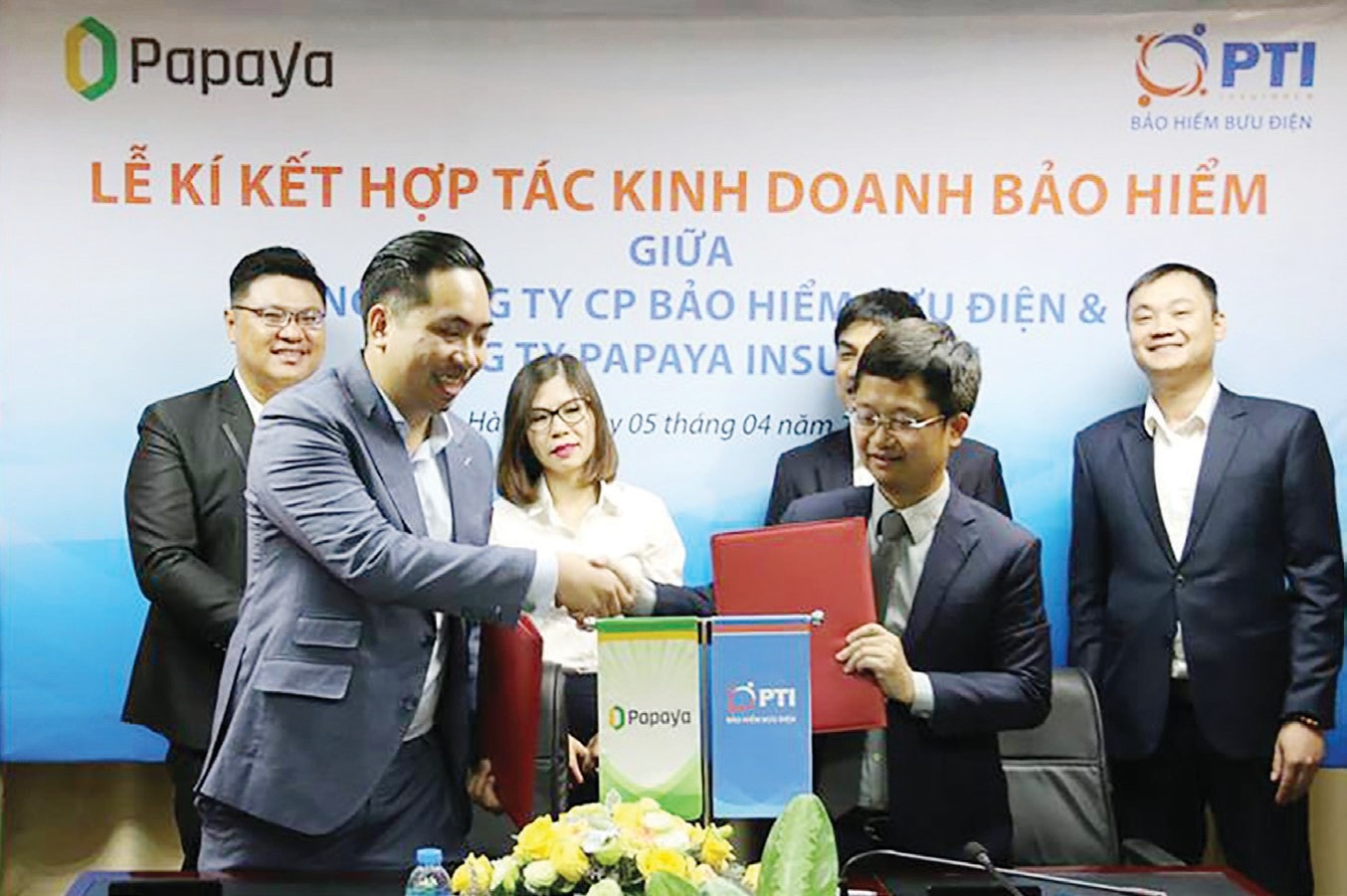 Nhà sáng lập Papaya cho rằng cạnh tranh sẽ giúp khách hàng hiểu thêm về lợi ích của bảo hiểm số. (Ảnh: Papaya và PTI ký kết hợp tác kinh doanh bảo hiểm).