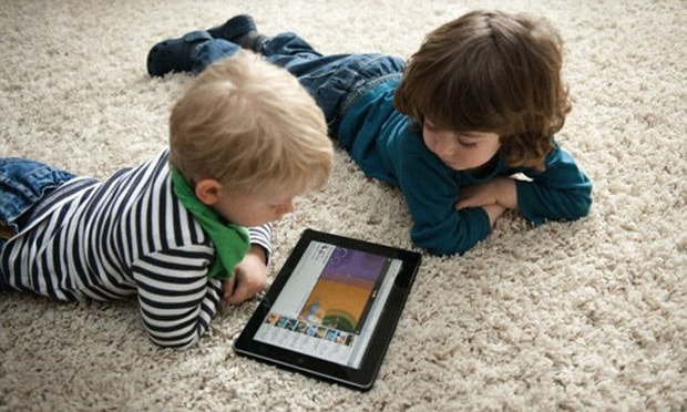 Hãy thận trọng khi đưa iPad cho con trẻ sử dụng