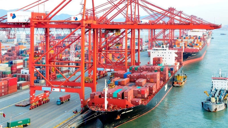 Trong bối cảnh dịch COVID-19 khiến chuỗi cung ứng toàn cầu bị đứt gẫy nặng nề, xuất khẩu hàng hoá của Việt Nam vẫn đạt mức cao là thành tựu đáng kể. 