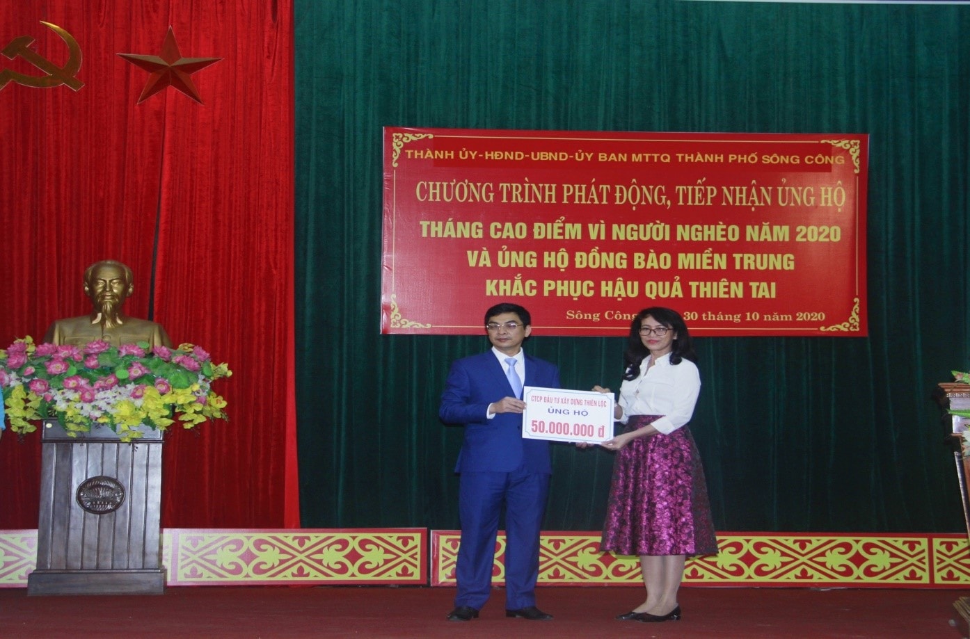 Ông Vũ Duy Nghĩa - Chủ tịch UBND TP Sông Công tiếp nhận ủng hộ người nghèo và đồng bào miền Trung khắc phục hậu quả thiên tai từ Bà Nguyễn Thị Thanh Trang, Phó CT.HĐQT, Phó TGĐ Công ty CP Đầu tư Xây dựng Thiên Lộc 