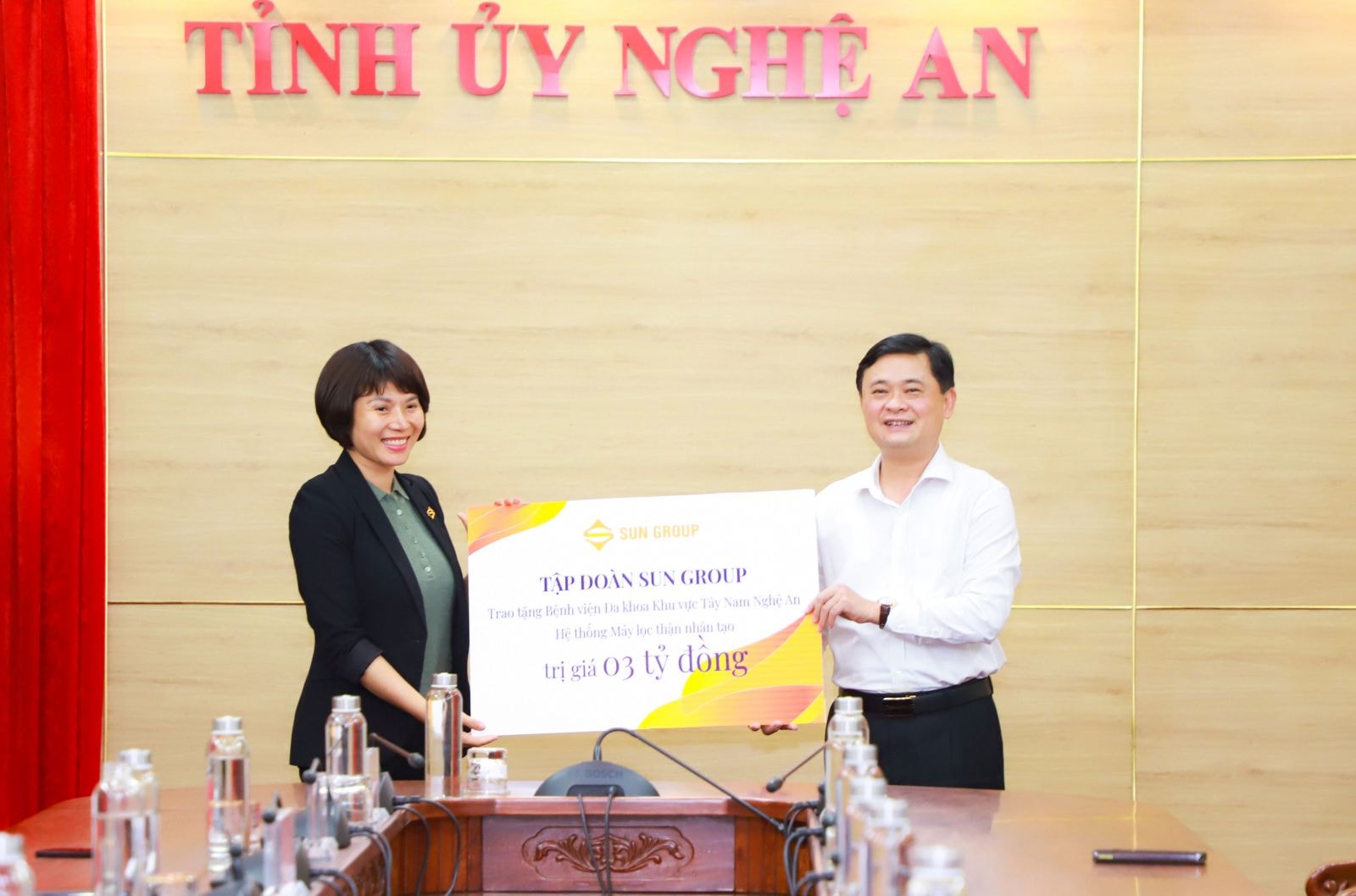 Đại diện cho tỉnh, ông Thái Thanh Quý, bí thư Tỉnh uỷ Nghệ An nhận tài trợ từ phía Tập đoàn Sun Group. Hệ thống máy móc sẽ được nhà cung ứng trực tiếp vận chuyển và lắp đặt tại bệnh viện Đa khoa khu vực Tây Nam Nghệ An.